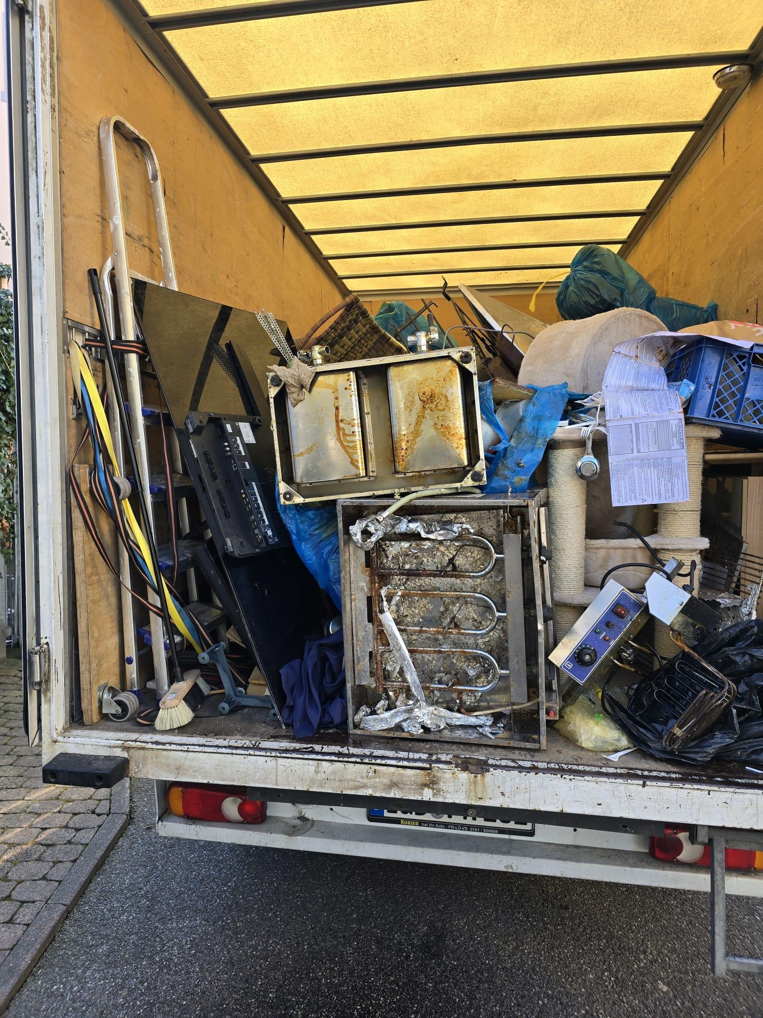 Entrümpelung LKW mit Altgeräten und Sperrmüll Saarland