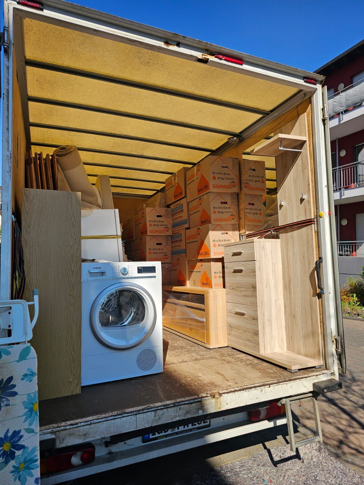 Umzug Saarbrücken - LKW beladen mit Umzugskartons und Waschmaschine