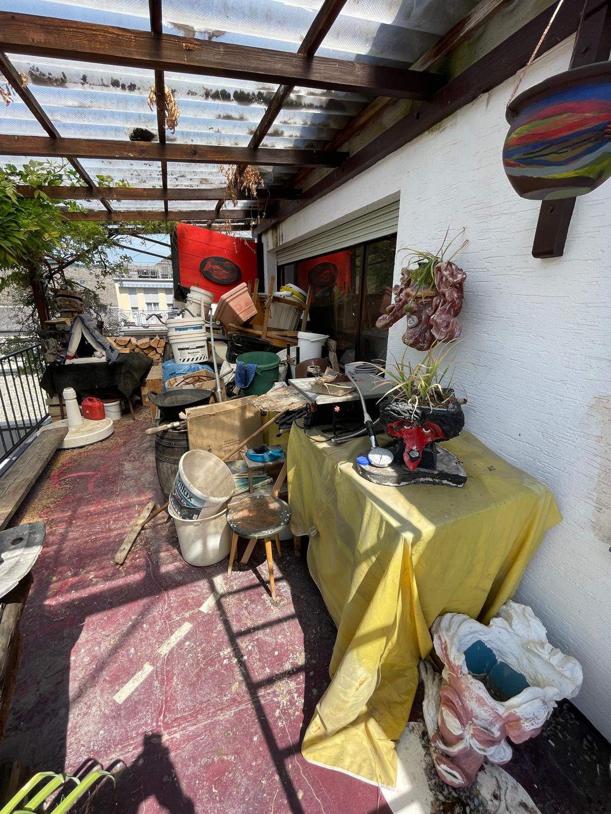 Entrümpelung Terrasse vorher - vollgestellt mit Sperrmüll in Saarbrücken